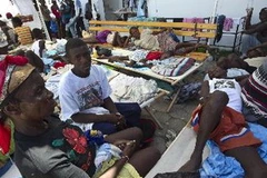 Các bệnh nhân nhiễm dịch tả điều trị tại bệnh viện ở St. Marc. (Nguồn: AFP/TTXVN)