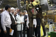 Tổng thống Iran Ahmadinejad thăm dây chuyền sản xuất của nhà máy ôtô lớn nhất Trung Đông. (Nguồn: Reuters) 