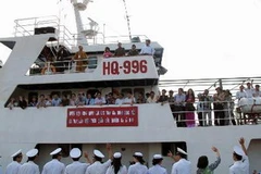 Đoàn đại biểu 54 dân tộc thăm huyện đảo Trường Sa và Nhà giàn DK1. (Ảnh: Thế Anh/TTXVN)