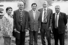 Chủ tịch nước Nguyễn Minh Triết gặp các cựu du kích Venezuela tháng 4/2009, bên trái Chủ tịch là ông Luis Correa. (Nguồn: Báo Tin Tức)