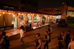 Cảnh sát phong tỏa Trung tâm Phật giáo Ekayana Vihara. (Nguồn: AFP)