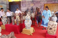 Du khách thăm quan triển lãm. (Ảnh: Huy Hùng/TTXVN)