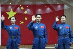 Ba nhà du hành vũ trụ Nhiếp Hải Thắng (giữa), Trương Hiểu Quang (phải) và Vương Á Bình (trái). (Nguồn: THX/TTXVN)