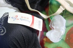 Áo ngực hiệu “Xinliting” chứa chất dẻo hình tổ ong. (Nguồn: Báo Thanh niên)