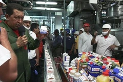 Tổng thống Venezuela Hugo Chavez thăm một nhà máy sản xuất bao bì. (Nguồn: Reuters)