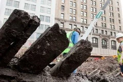 Các cột gỗ lớn trồi lên khỏi đám bùn ở Vùng Không, New York. (Nguồn: Internet)