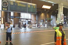 Lực lượng an ninh phong tỏa nhà ga trung tâm ở Oslo. (Nguồn: Reuters)