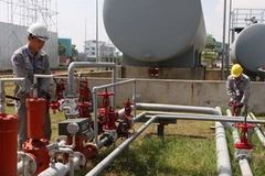 Vận hành hệ thống thiết bị tại Trung tâm pha chế xăng sinh học Nhà Bè. (Ảnh: Hà Thái/TTXVN)