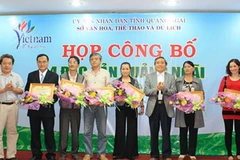 Trao Giấy chứng nhận xác lập kỷ lục Việt Nam cho đại diện các doanh nghiệp sản xuất, kinh doanh 4 loại đặc sản. (Nguồn: quangngai.gov.vn)