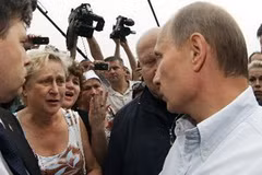 Thủ tướng Putin thăm hỏi người dân bị mất nhà ở do cháy rừng. (Nguồn: AFP/TTXVN)