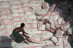 Xếp những bao gạo Thái Lan tại nhà máy ở Bangkok. (Nguồn: AFP/TTXVN)