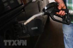 Bơm xăng cho phương tiện tại một trạm xăng. (Ảnh: THX/TTXVN) 