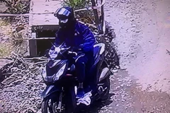 Hình ảnh nghi phạm bỏ trốn sau khi cướp tiệm vàng Tuyến Thêu. (Ảnh: TTXVN phát)