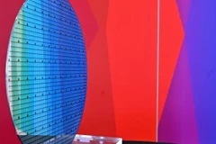 JSR nắm giữ thị phần dẫn đầu toàn cầu về chất cản quang, được sử dụng để tạo ra các đường mạch trên các tấm bán dẫn silicon trong quy trình sản xuất chip. (Nguồn: Reuters)