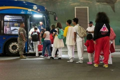 Người di cư di chuyển bằng xe buýt tại thành phố New York. (Ảnh: ABC News)