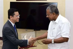Thủ hiến bang Kerala Pinarayi Vijayan tặng quà lưu niệm cho Đại sứ Nguyễn Thanh Hải. (Ảnh: Ngọc Thúy/TTXVN)