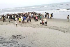 Ngay khi nhận được tin báo, chính quyền địa phương, Đồn Biên phòng Roòn và người dân cùng các lực lượng liên quan đã tổ chức ứng cứu, tìm kiếm các nạn nhân. (Ảnh: TTXVN phát)