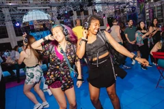 Nhờ thiết bị haptic suit, người khiếm thính có thể hòa mình vào âm nhạc trong buổi hòa nhạc khiêu vũ Silent Disco ở Trung tâm Lincoln, thành phố New York ngày 1/7. (Ảnh: NPR)