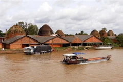 Lò gốm đỏ ven sông Cổ Chiên. (Ảnh: Phạm Minh Tuấn/TTXVN)