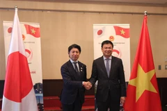 Đại sứ Phạm Quang Hiệu và Hạ nghị sỹ Yoichiro Aoyagi trong họp báo giới thiệu về Lễ hội Việt Nam tại Nhật Bản. (Ảnh: Phạm Tuân/TTXVN)