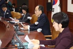 Bộ trưởng Tài chính Choo Kyung-ho (thứ 2 từ phải sang ) tại cuộc họp ở Seoul, Hàn Quốc. (Ảnh: Yohap/TTXVN)