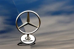 Logo của hãng sản xuất ôtô Mercedes Benz. (Nguồn: AFP/TTXVN)