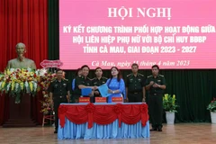 Lãnh đạo Bộ Chỉ huy Bộ đội Biên phòng và Hội Liên hiệp Phụ nữ tỉnh Cà Mau ký kết Chương trình phối hợp hoạt động giai đoạn 2022-2027. (Ảnh: Kim Há/TTXVN)
