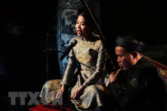 Biểu diễn ca trù tại Không gian văn hóa phi vật thể của thành phố Hà Nội. (Ảnh: Nhật Bình/TTXVN) 