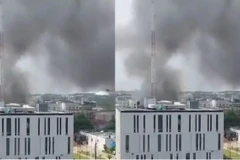 Khói bốc lên sau vụ nổ ở Đại sứ quán Canada tại Nigeria. (Ảnh: Immigration News Canada)