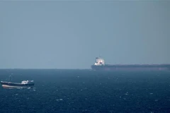 Một tàu chở dầu hướng tới Eo biển Hormuz ở ngoài khơi thành phố cảng Khasab, miền Bắc Oman. (Ảnh minh họa: AFP/TTXVN)