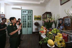 Đại tướng Phan Văn Giang dâng hương tưởng nhớ, tri ân Đại tướng Lê Đức Anh. (Ảnh: Hồng Pha/TTXVN)
