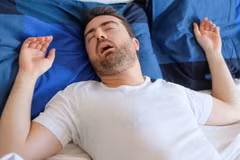 Ngủ ngáy to là một trong những dấu hiệu của chứng ngưng thở khi ngủ do tắc nghẽn. (Ảnh: iStock)