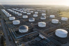 Bể chứa dầu tại kho dự trữ ở Carson, California, Mỹ. (Ảnh: AFP/TTXVN)