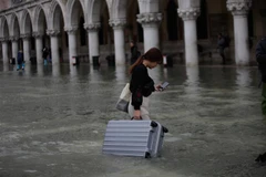 Ngập lụt trên quảng trường San Marco ở Venice, Italy ngày 13/11/2019 do triều cường cao nhất trong 50 năm. (Ảnh: THX/TTXVN)