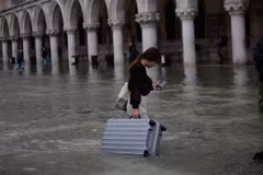 Ngập lụt trên quảng trường San Marco ở Venice, Italy ngày 13/11/2019 do triều cường cao nhất trong 50 năm. (Ảnh: THX/TTXVN)