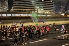 Người dân tham gia biểu tình phản đối kế hoạch cải cách tư pháp tại Tel Aviv, Israel, ngày 8/7/2023. (Ảnh: AFP/TTXVN)