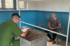 Đối tượng Nguyễn Thành Minh ở thôn Như Lân, xã Long Hưng, huyện Văn Giang (Hưng Yên) tại cơ quan điều tra Công an huyện Bình Sơn, Quảng Ngãi. (Ảnh: TTXVN phát)