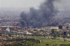 Khói bao trùm bầu trời thủ đô Khartoum khi xung đột nổ ra giữa quân đội Sudan và Lực lượng bán quân sự RSF ngày 3/5/2023. (Ảnh: AFP/TTXVN)