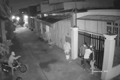 Kẻ gian thường lợi dụng đêm khuya phá khóa đột nhập lấy trộm tài sản, ảnh cắt từ clip. (Nguồn: Báo Công an Thành phố Hồ Chí Minh)
