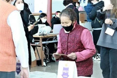 Cử tri cao tuổi Hàn Quốc tham gia bỏ phiếu bầu cử Tổng thống hồi năm 2022. (Ảnh: Khánh Vân/TTXVN)