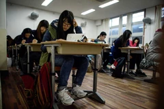 Thiếu niên Hàn Quốc chịu áp lực học hành quá lớn. (Ảnh: AFP)