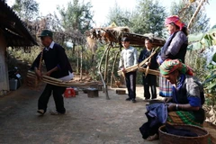 Một nghệ nhân ở Mù Cang Chải thổi Khèn Mông. (Ảnh: Tuấn Anh/TTXVN)