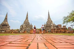 Khách du lịch tham quan Công viên lịch sử Ayutthaya ở Ayutthaya, Thái Lan, ngày 18/4/2022. (Ảnh: THX/TTXVN)