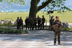 Binh sỹ Pháp được triển khai tại hiện trường vụ tấn công bằng dao ở Annecy thuộc vùng Alps, ngày 8/6/2023. (Ảnh: Reuters/TTXVN)