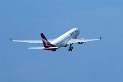 Máy bay của hãng hàng không Qantas Airline cất cánh từ sân bay quốc tế Ngurah Rai, Indonesia. (Ảnh: AFP/TTXVN)