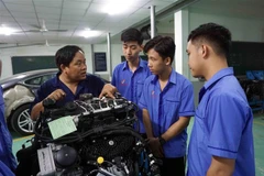 Học sinh trường Cao đẳng Lý Tự Trọng Thành phố Hồ Chí Minh trong giờ thực hành tại xưởng động cơ. (Ảnh: Thu Hoài/TTXVN)