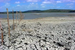Lòng hồ chứa khô nứt nẻ do hạn hán kéo dài tại tỉnh Camaguey, Cuba. (Ảnh: AFP/TTXVN)