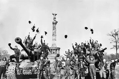 Các chiến sỹ Hồng quân Liên Xô vui mừng với chiến thắng tại Berlin, sào huyệt cuối cùng của phátxít Đức trong Chiến tranh Thế giới lần thứ hai, ngày 9/5/1945. (Ảnh: Tư liệu quốc tế/TTXVN phát)