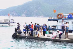 Thả các cá giống, hải sâm cát xuống biển vịnh Nha Trang. (Ảnh: Tiên Minh/TTXVN)