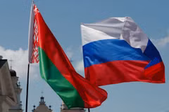 Quốc kỳ Belarus và quốc kỳ Nga. (Nguồn: Reuters)